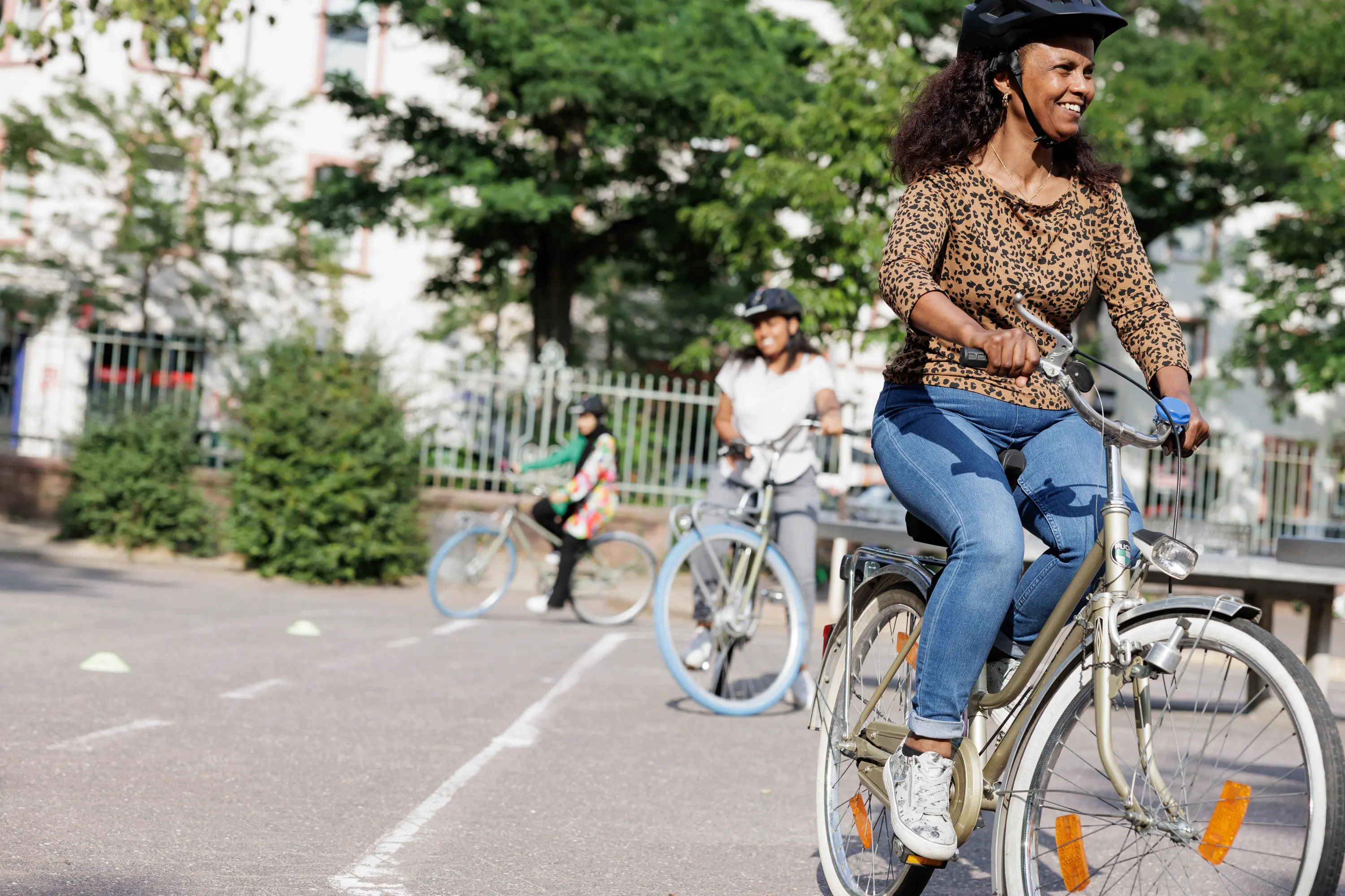 bike-bridge-frankfurt-fahrrad-frauen