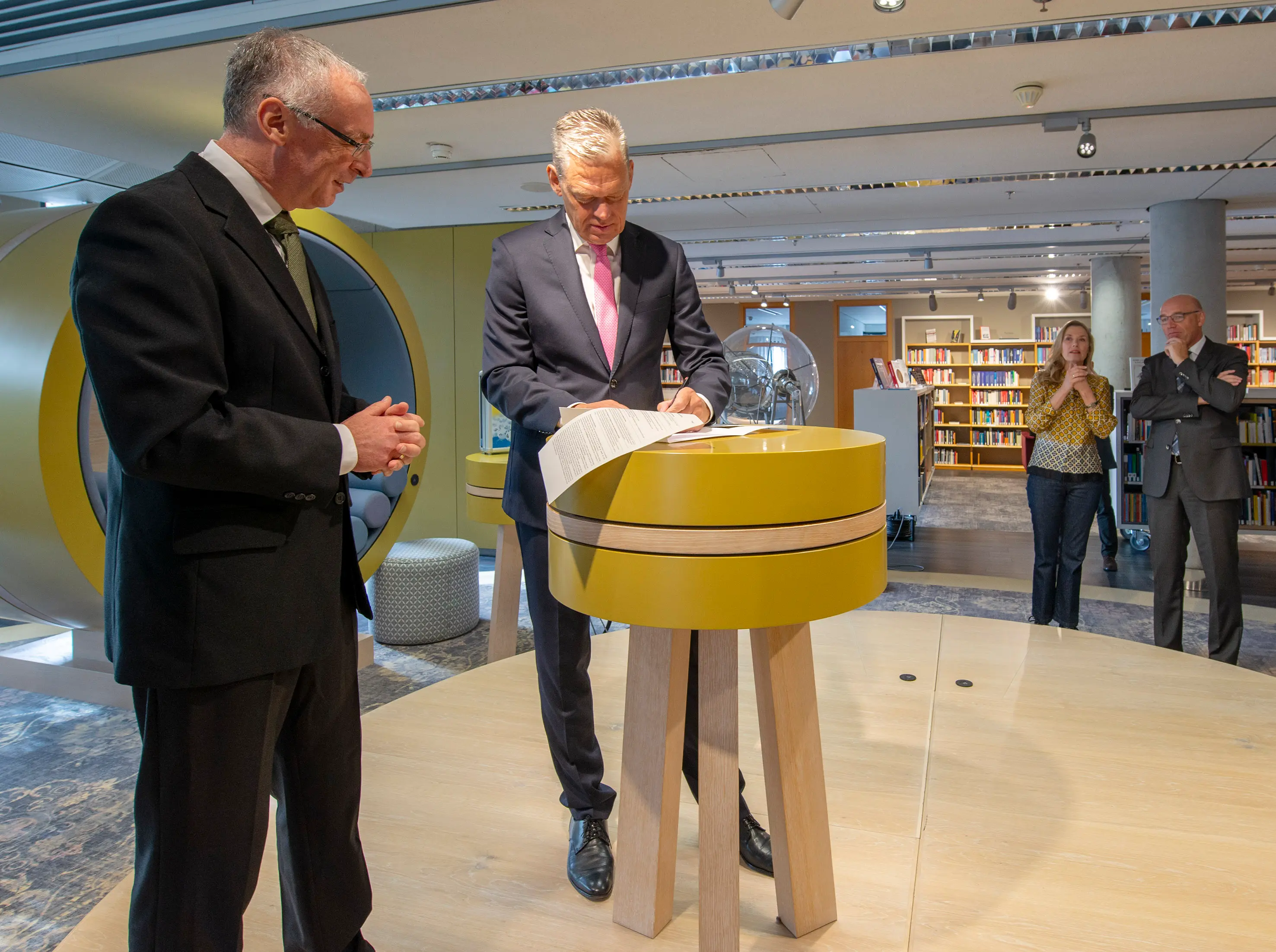 Übergabe Lotto-Ziehungsgerät Haus der Geschichte Bonn 