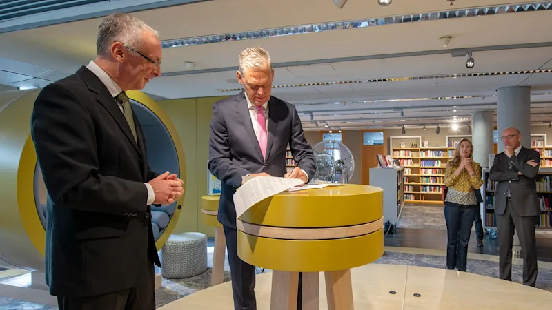 Übergabe Lotto-Ziehungsgerät Haus der Geschichte Bonn