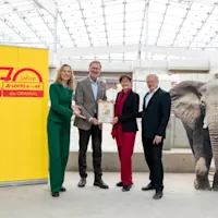 Übergabe der Patenschaftsurkunde für den ersten Elefanten im künftig weltweit größten Elefantenhaus