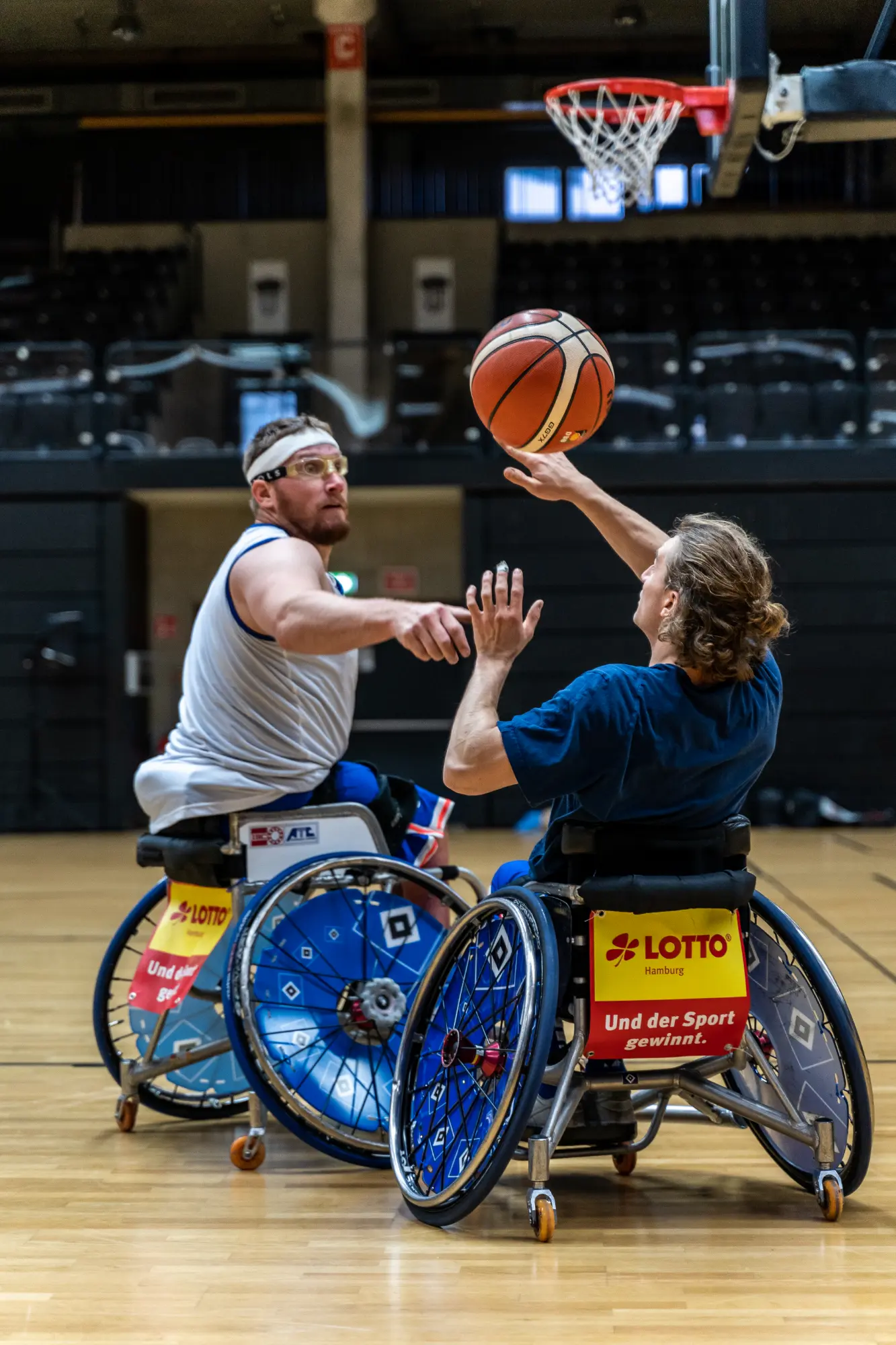 Rollstuhlbasktball BG Baskets am Korb