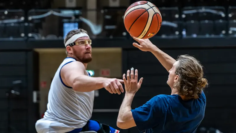 Rollstuhlbasktball BG Baskets am Korb