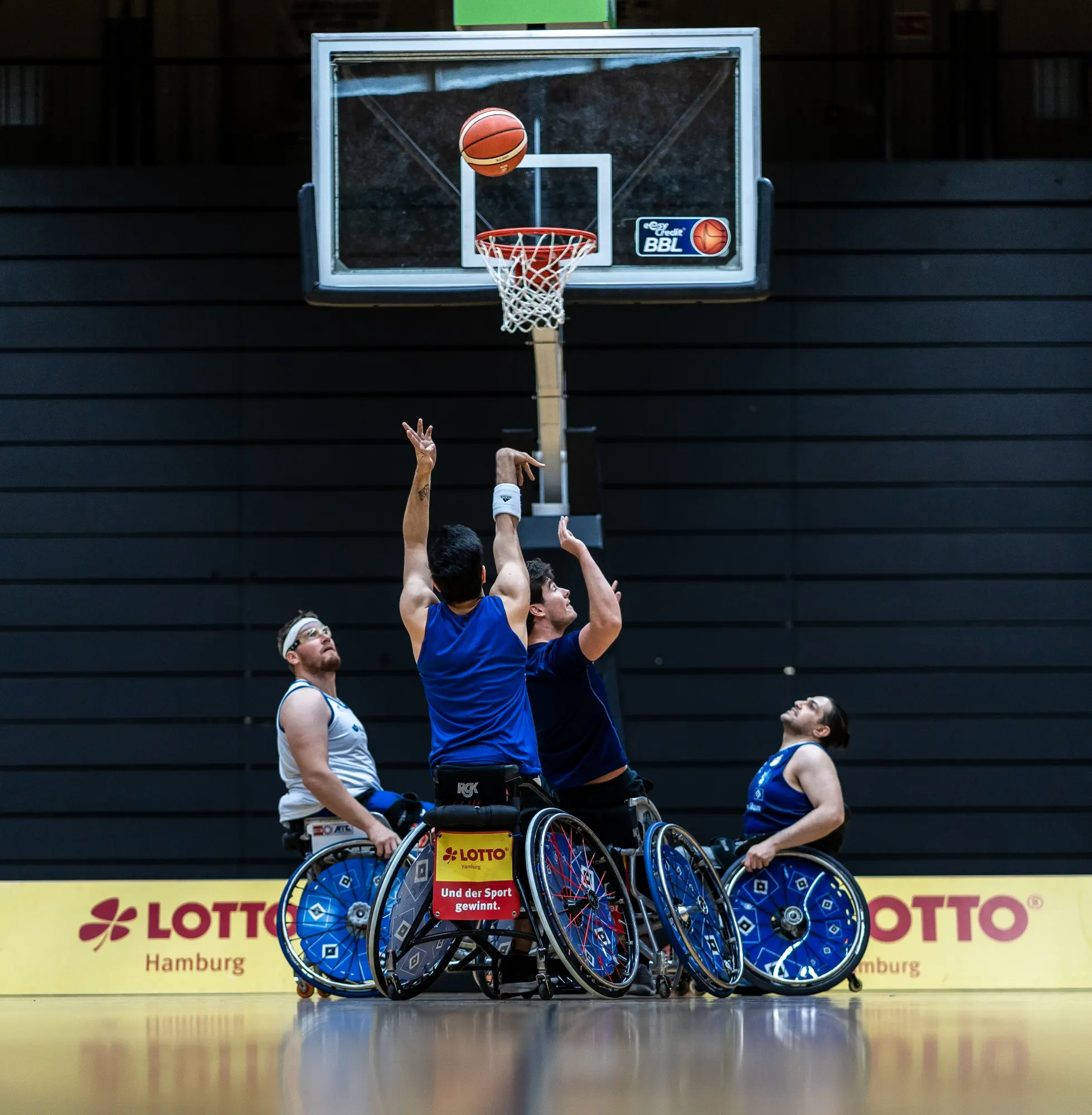 Rollstuhlbasketball BG Baskets Gruppe am Korb